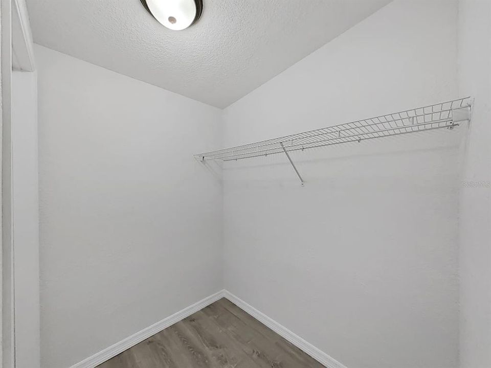 合同活跃: $250,000 (4 贝兹, 3 浴室, 2263 平方英尺)