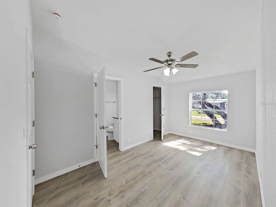 合同活跃: $250,000 (4 贝兹, 3 浴室, 2263 平方英尺)