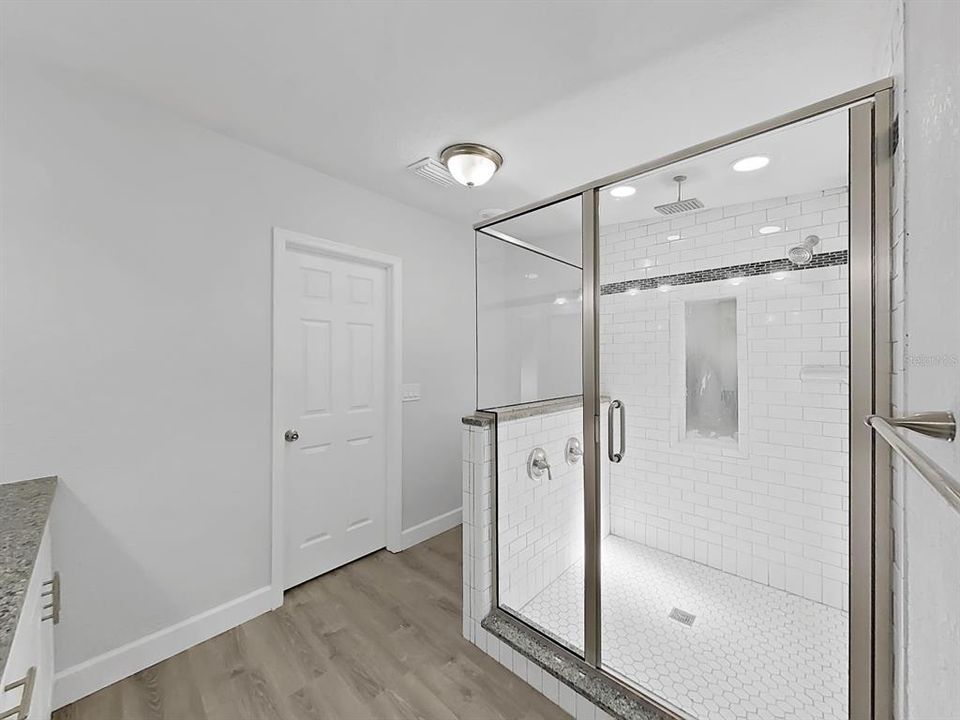 合同活跃: $250,000 (4 贝兹, 3 浴室, 2263 平方英尺)