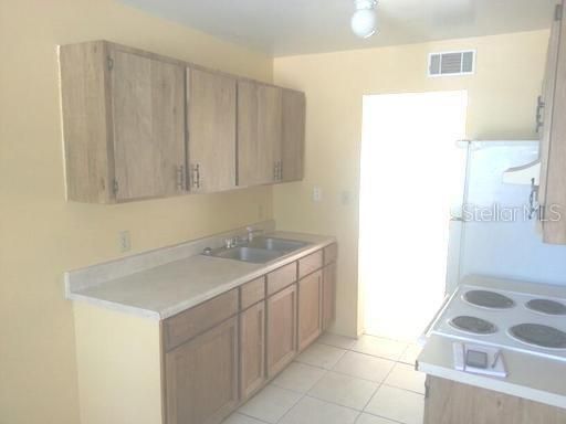 For Rent: $1,100 (2 beds, 1 baths, 818 Square Feet)