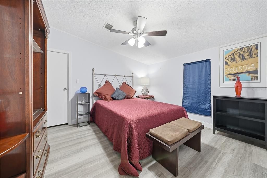 Active With Contract: $279,000 (4 beds, 2 baths, 1782 Square Feet)