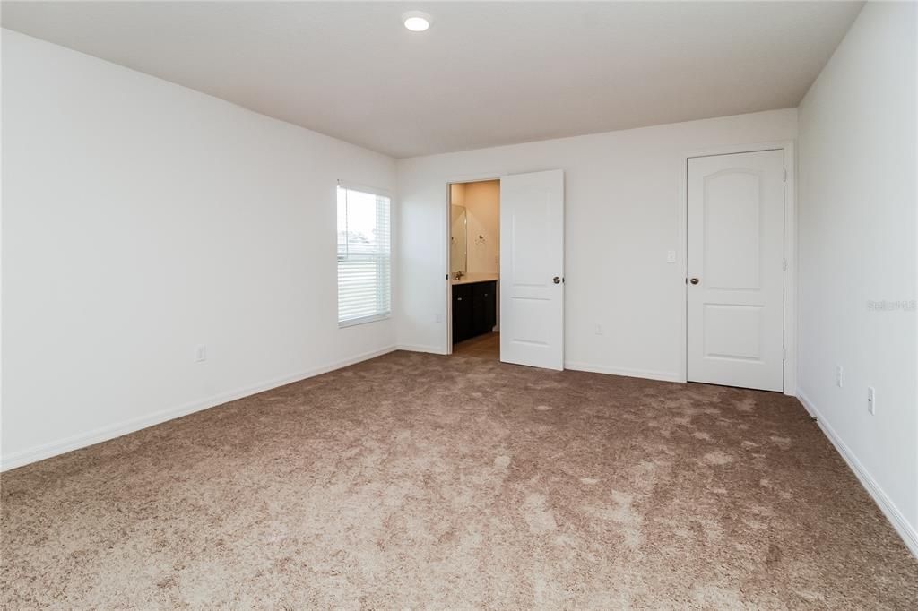 出租: $2,050 (5 贝兹, 3 浴室, 1944 平方英尺)