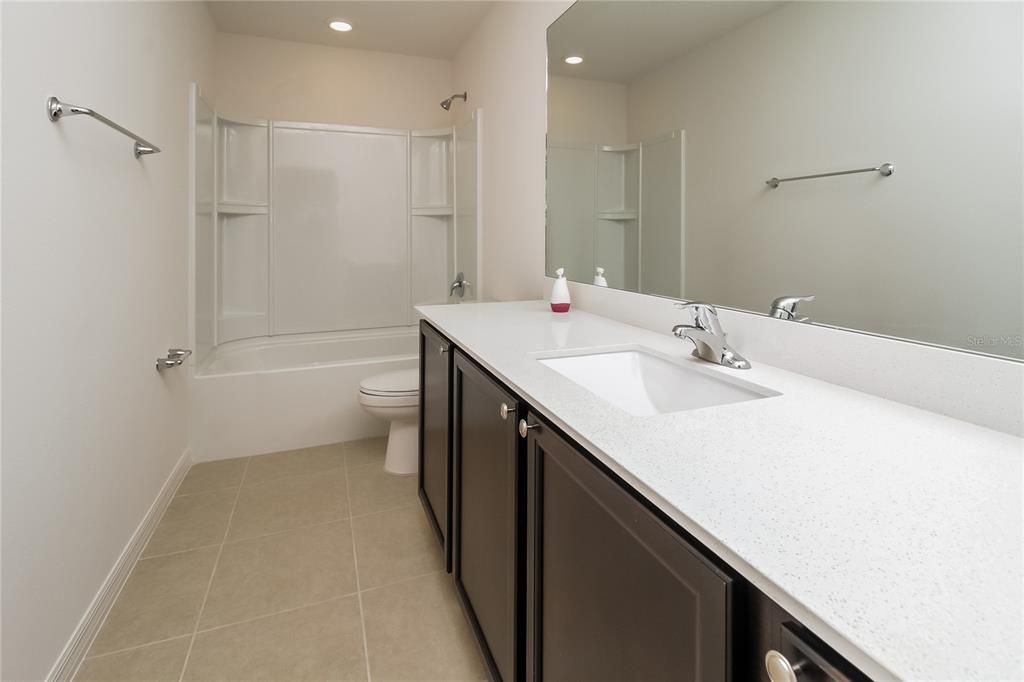 出租: $2,050 (5 贝兹, 3 浴室, 1944 平方英尺)