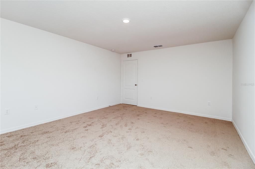 出租: $2,050 (5 贝兹, 3 浴室, 1944 平方英尺)