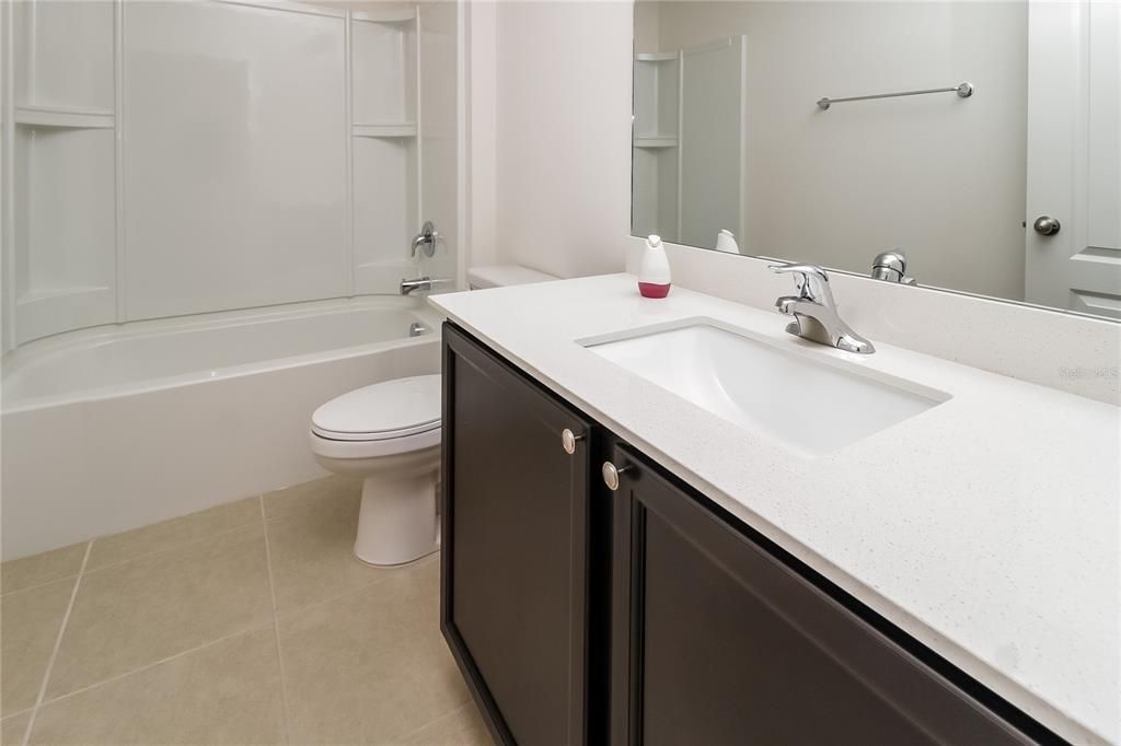 出租: $2,050 (5 贝兹, 3 浴室, 1944 平方英尺)