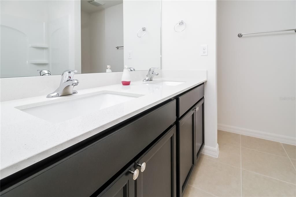 出租: $2,050 (5 贝兹, 3 浴室, 1944 平方英尺)