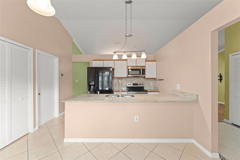 合同活跃: $349,500 (3 贝兹, 2 浴室, 1250 平方英尺)