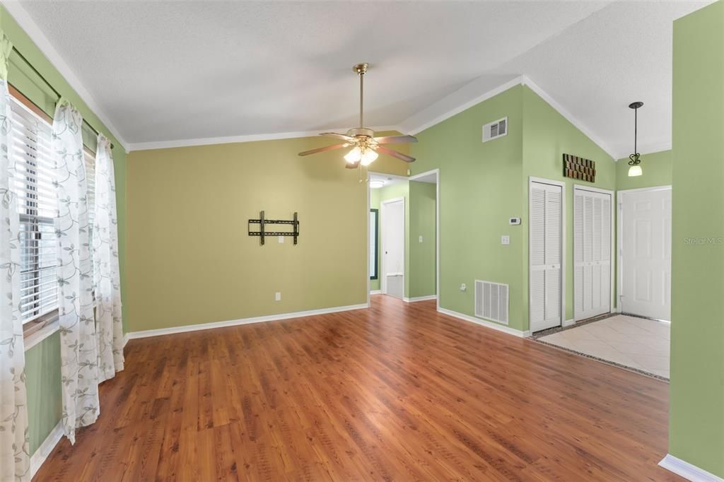 合同活跃: $349,500 (3 贝兹, 2 浴室, 1250 平方英尺)