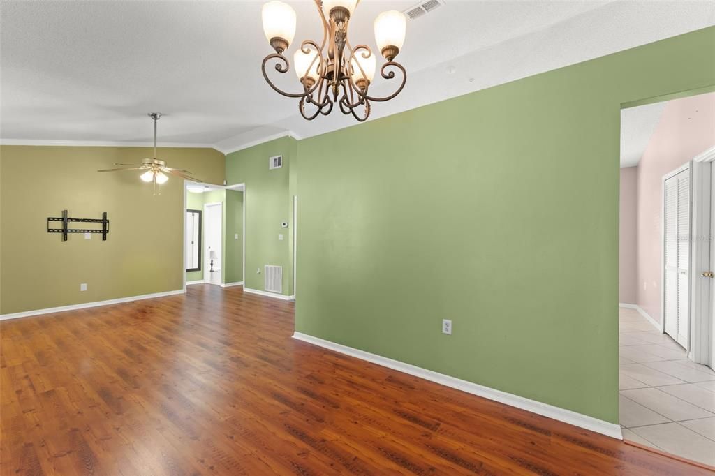 合同活跃: $349,500 (3 贝兹, 2 浴室, 1250 平方英尺)