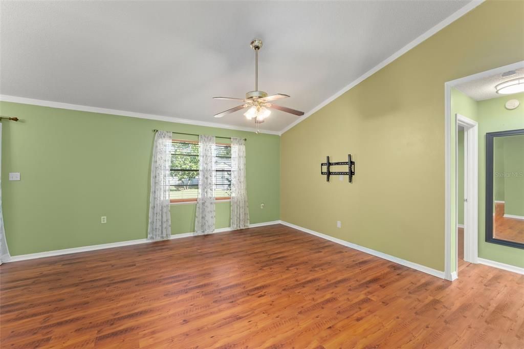 合同活跃: $349,500 (3 贝兹, 2 浴室, 1250 平方英尺)