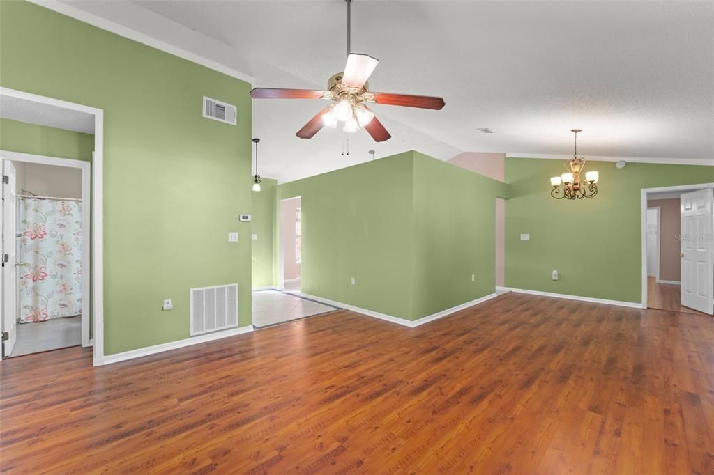 合同活跃: $349,500 (3 贝兹, 2 浴室, 1250 平方英尺)