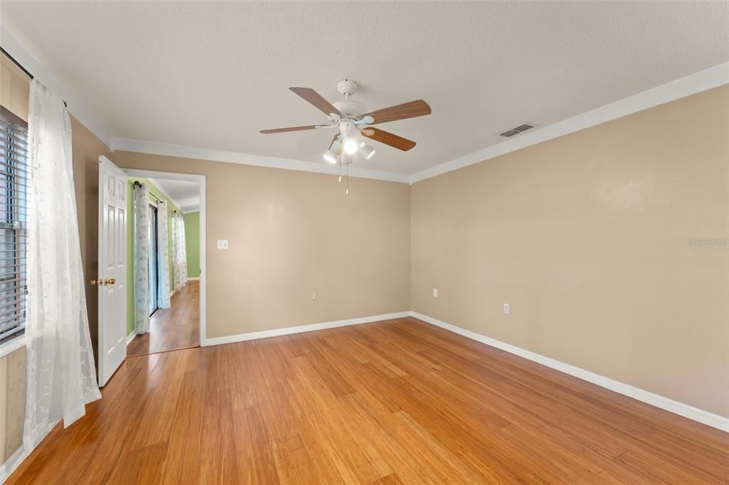 合同活跃: $349,500 (3 贝兹, 2 浴室, 1250 平方英尺)