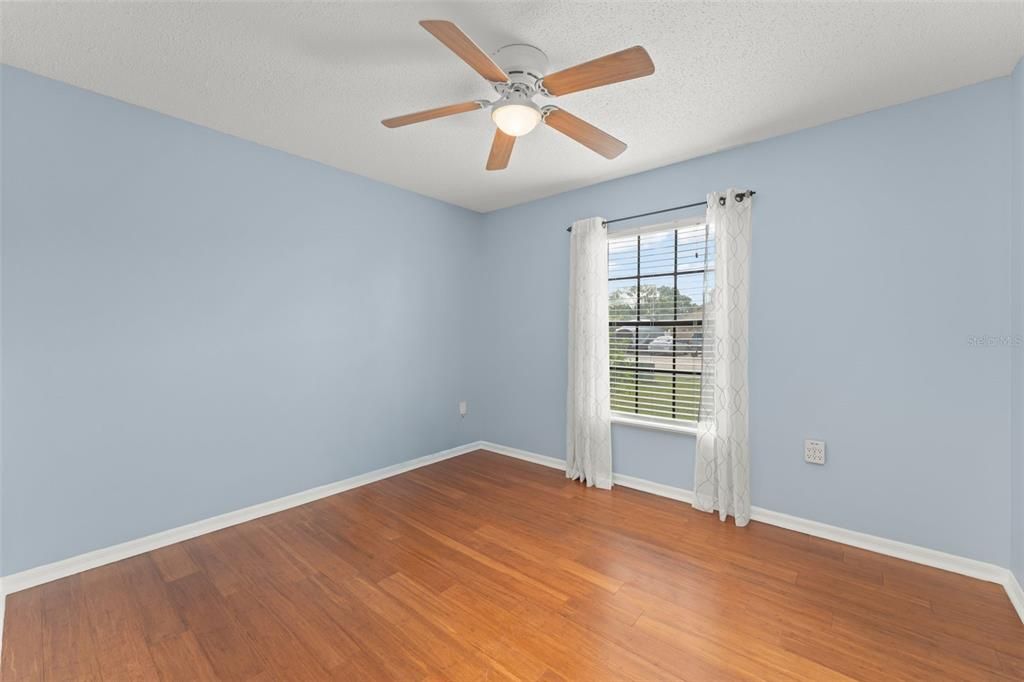 合同活跃: $349,500 (3 贝兹, 2 浴室, 1250 平方英尺)