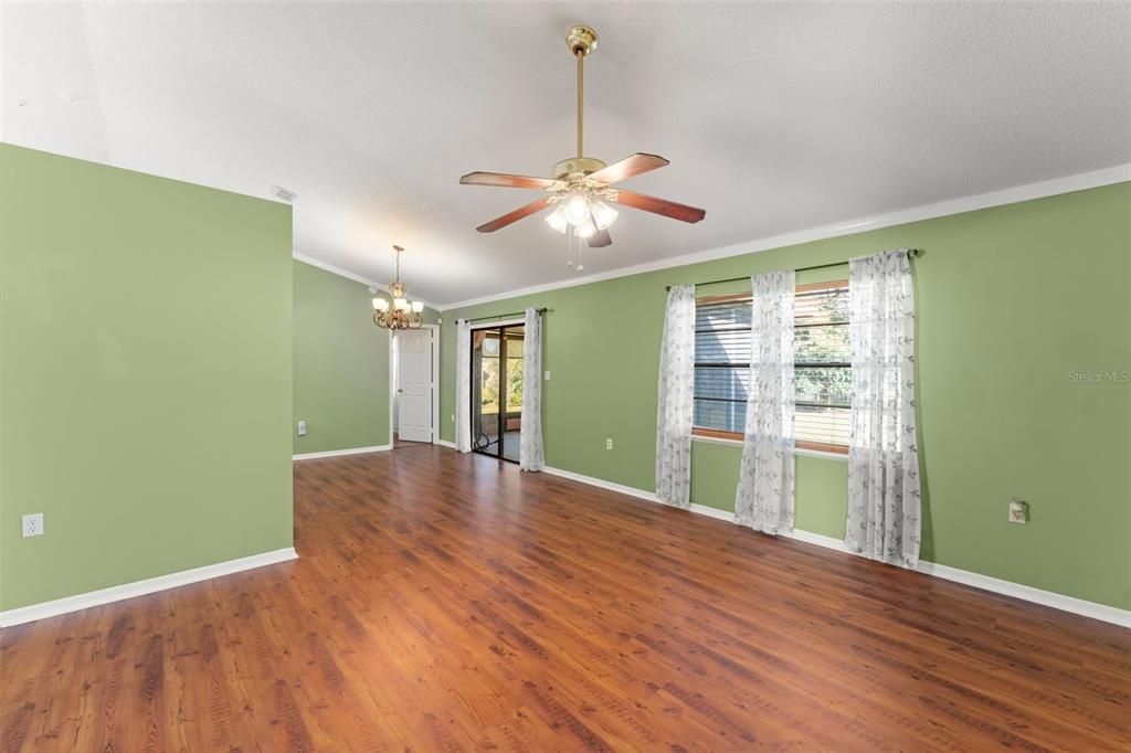 合同活跃: $349,500 (3 贝兹, 2 浴室, 1250 平方英尺)