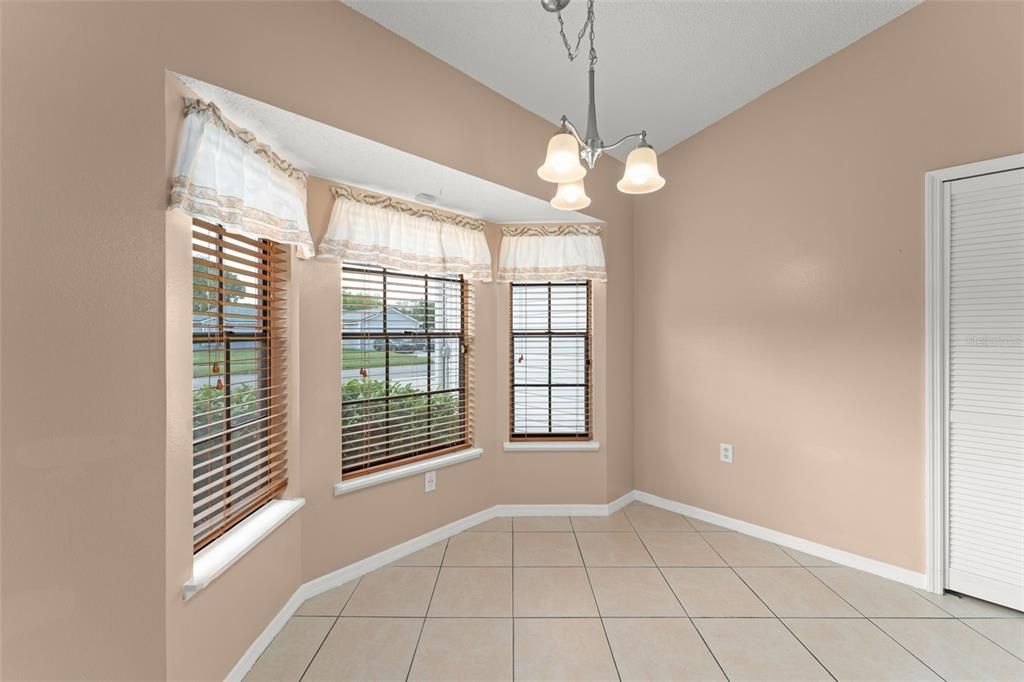 合同活跃: $349,500 (3 贝兹, 2 浴室, 1250 平方英尺)