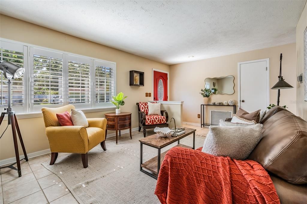 Activo con contrato: $430,000 (3 camas, 2 baños, 1722 Pies cuadrados)