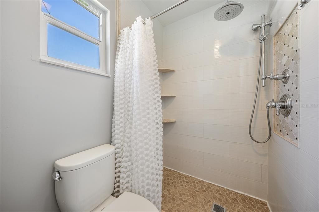 Activo con contrato: $430,000 (3 camas, 2 baños, 1722 Pies cuadrados)