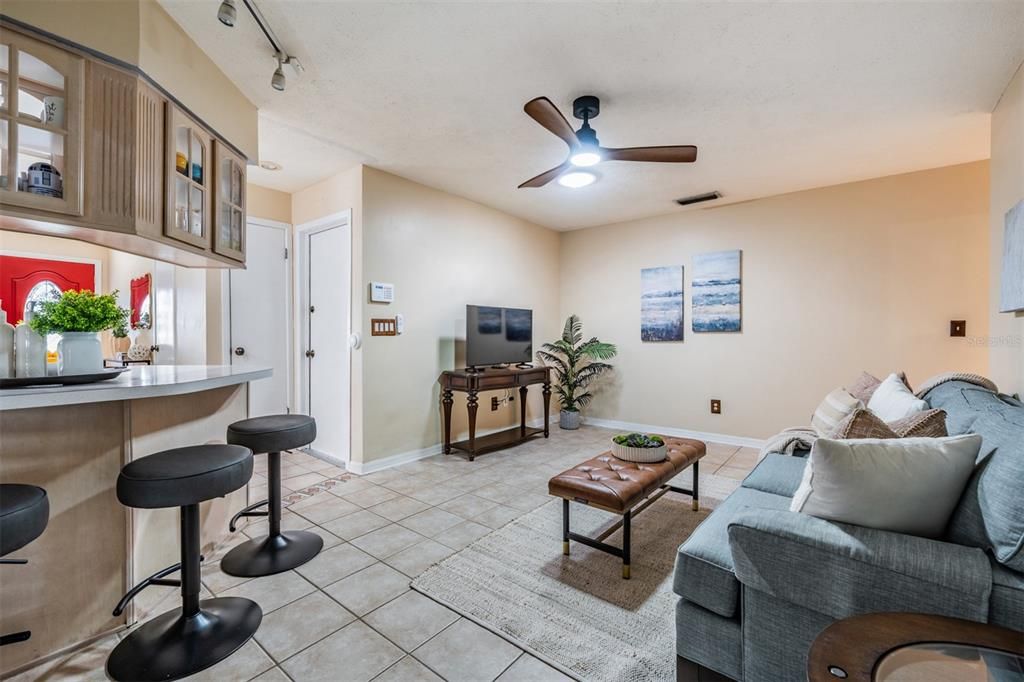 Activo con contrato: $430,000 (3 camas, 2 baños, 1722 Pies cuadrados)