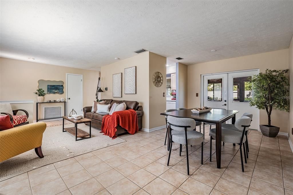 Activo con contrato: $430,000 (3 camas, 2 baños, 1722 Pies cuadrados)