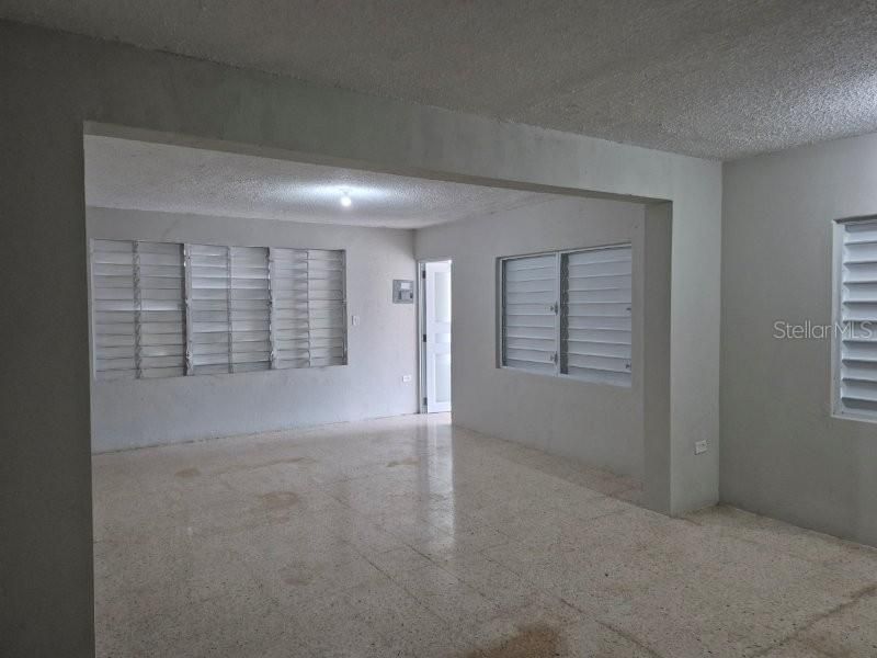 En Venta: $330,000 (6 camas, 3 baños, 3300 Pies cuadrados)