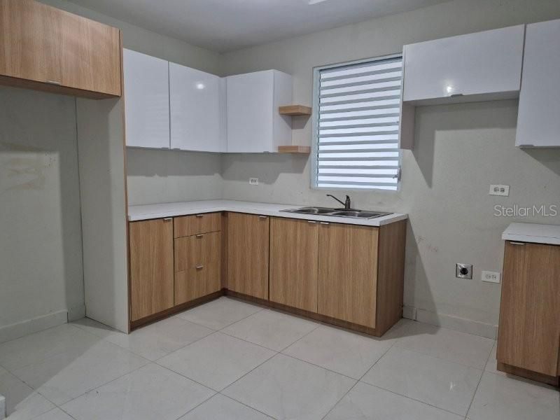 En Venta: $330,000 (6 camas, 3 baños, 3300 Pies cuadrados)