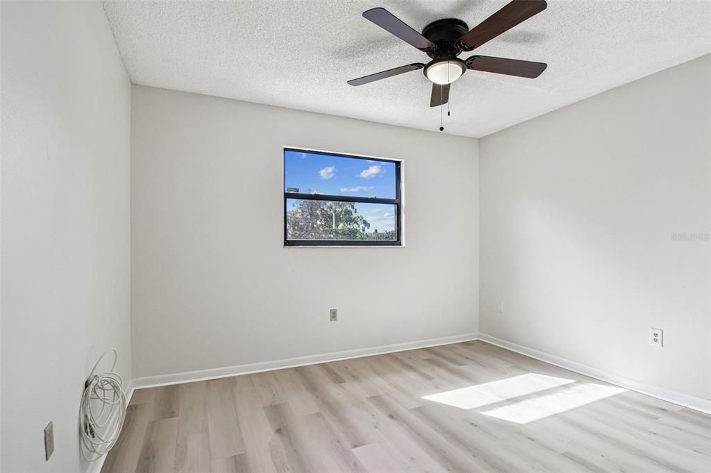 Под контрактом: $389,000 (4 спален, 2 ванн, 1677 Квадратных фут)