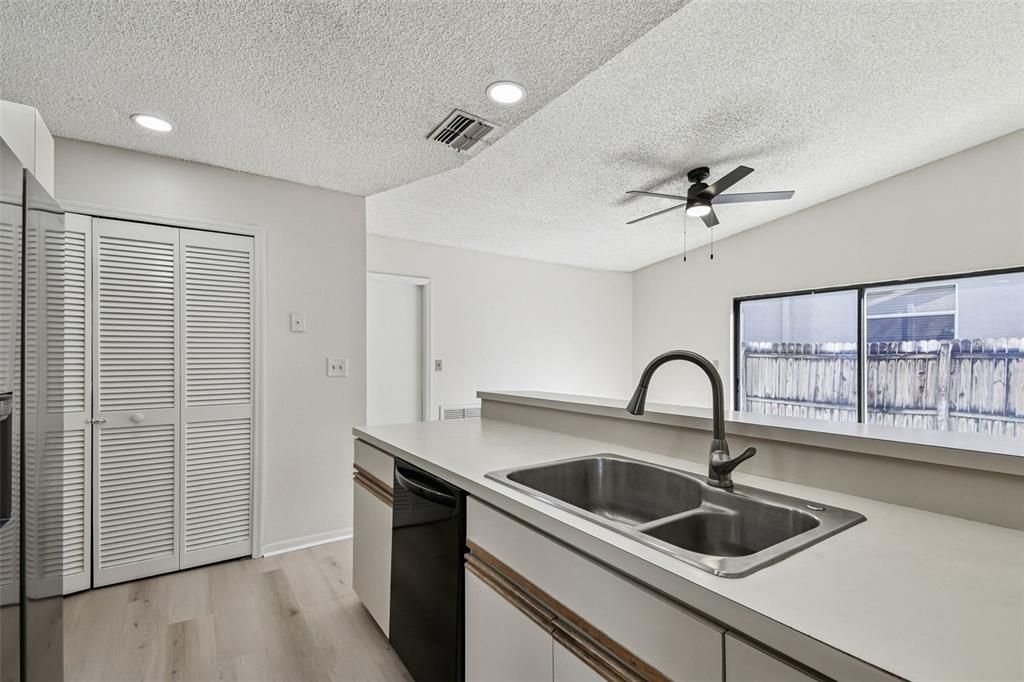 Под контрактом: $389,000 (4 спален, 2 ванн, 1677 Квадратных фут)