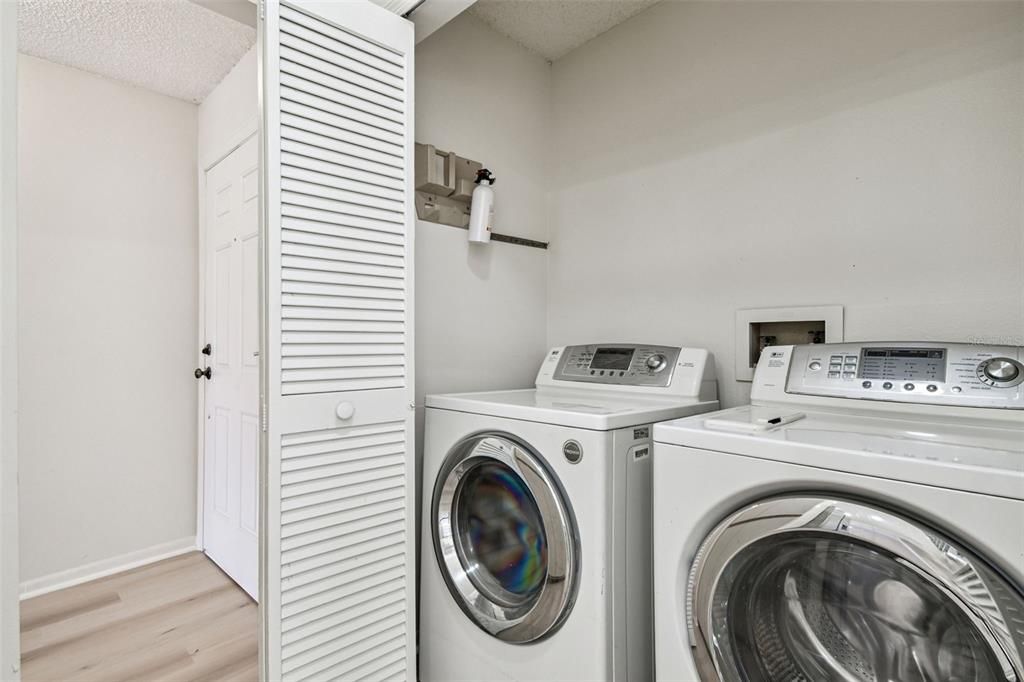 Под контрактом: $389,000 (4 спален, 2 ванн, 1677 Квадратных фут)