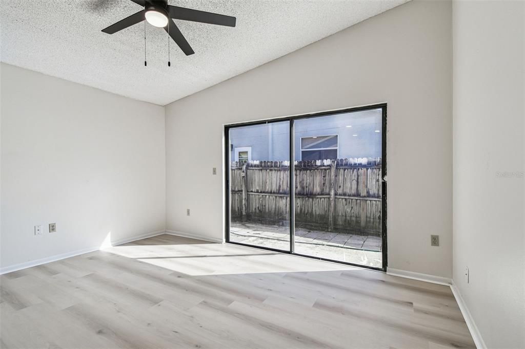 Под контрактом: $389,000 (4 спален, 2 ванн, 1677 Квадратных фут)