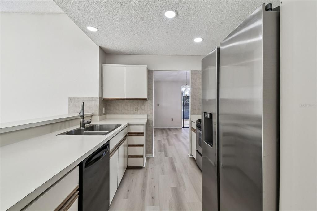 Под контрактом: $389,000 (4 спален, 2 ванн, 1677 Квадратных фут)