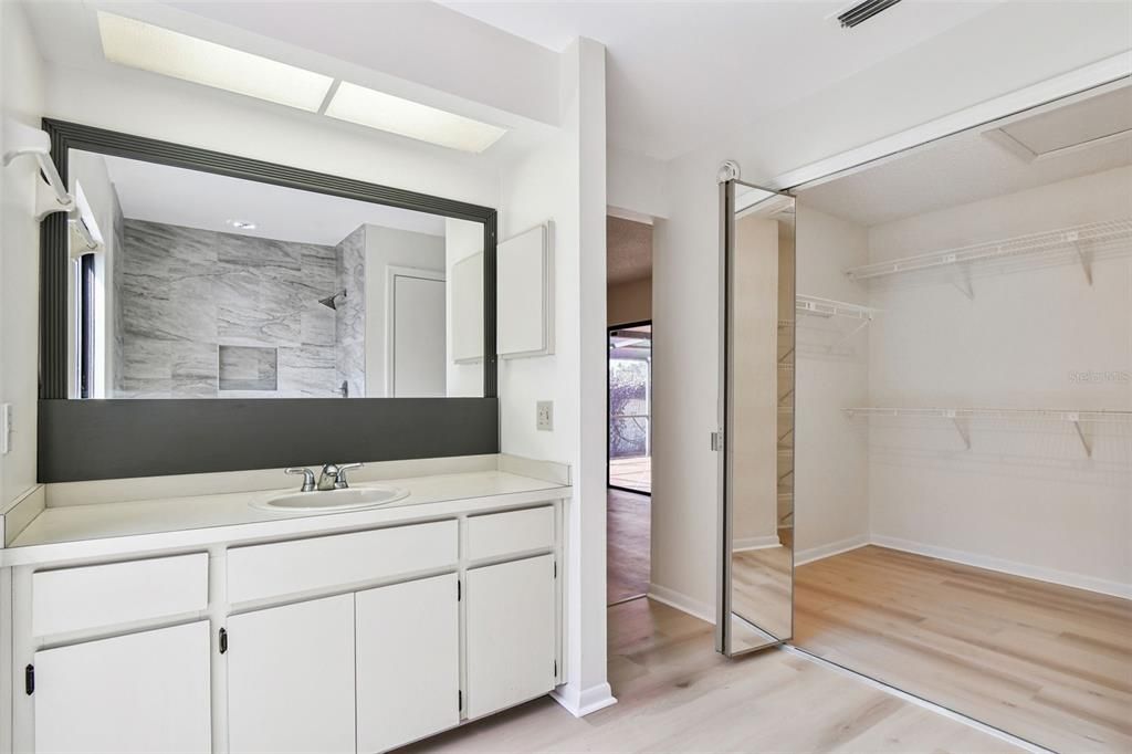 Под контрактом: $389,000 (4 спален, 2 ванн, 1677 Квадратных фут)