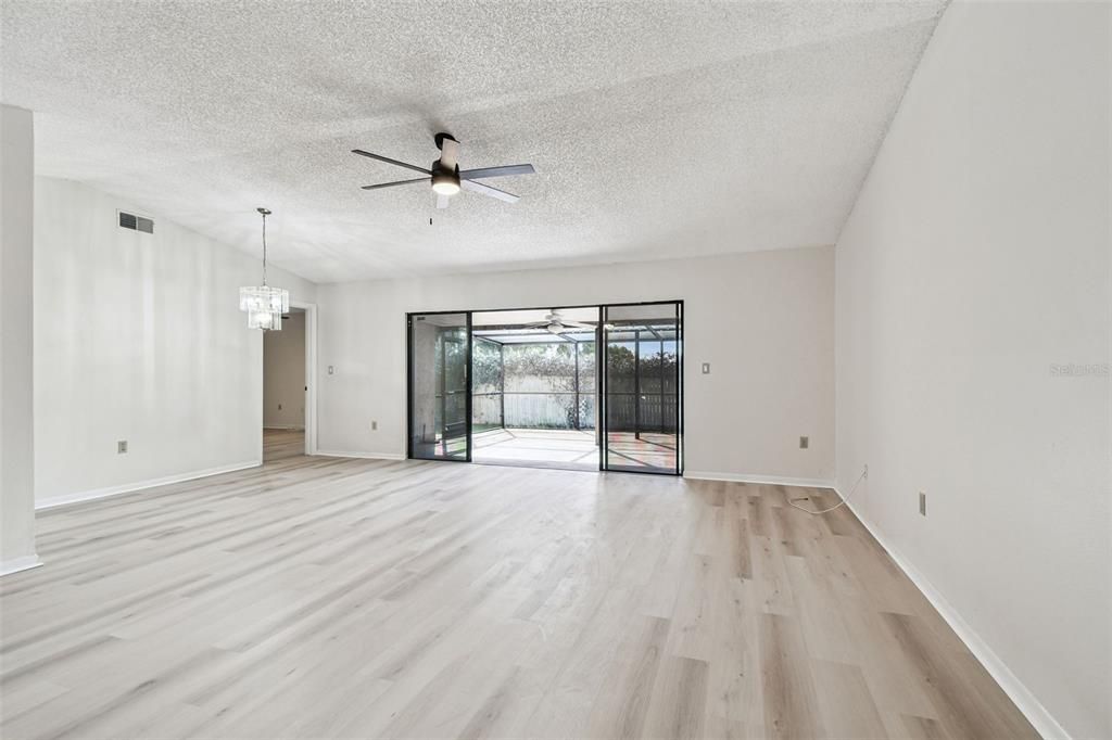 Под контрактом: $389,000 (4 спален, 2 ванн, 1677 Квадратных фут)