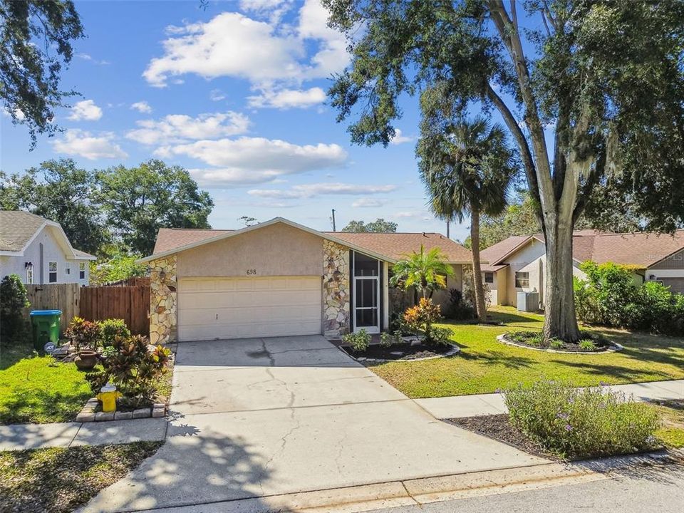 Под контрактом: $389,000 (4 спален, 2 ванн, 1677 Квадратных фут)