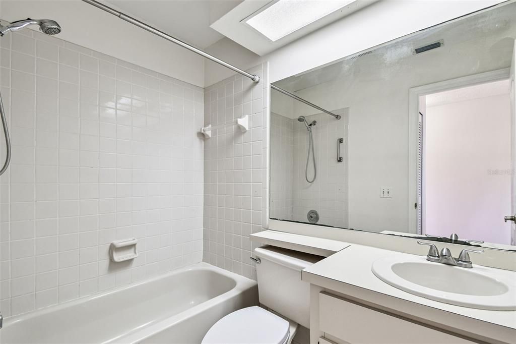 Под контрактом: $389,000 (4 спален, 2 ванн, 1677 Квадратных фут)