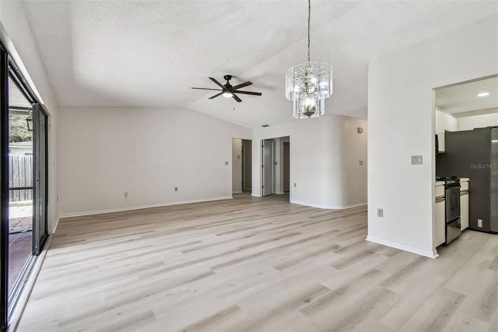 Под контрактом: $389,000 (4 спален, 2 ванн, 1677 Квадратных фут)