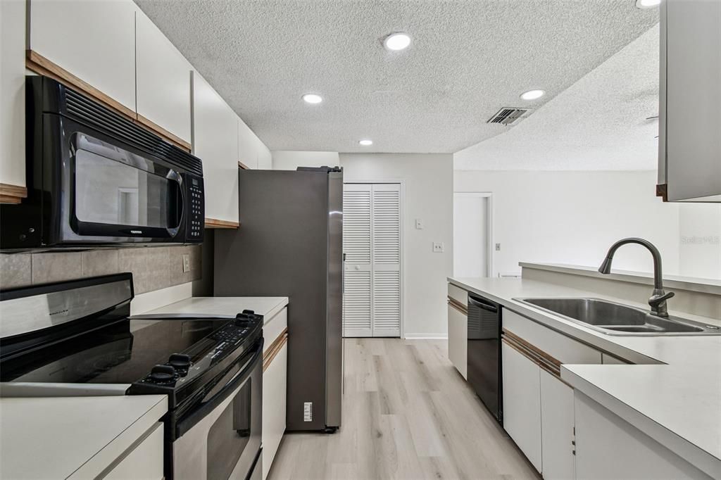 Под контрактом: $389,000 (4 спален, 2 ванн, 1677 Квадратных фут)