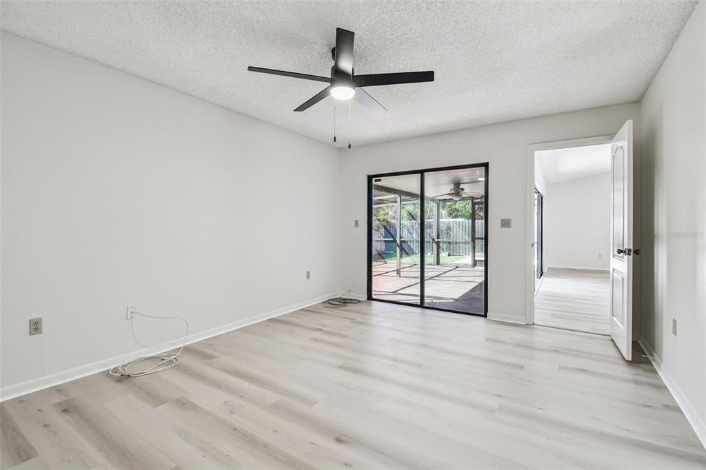 Под контрактом: $389,000 (4 спален, 2 ванн, 1677 Квадратных фут)