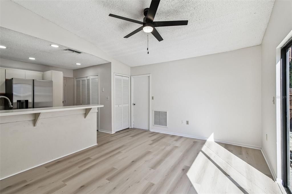 Под контрактом: $389,000 (4 спален, 2 ванн, 1677 Квадратных фут)