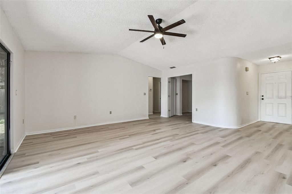 Под контрактом: $389,000 (4 спален, 2 ванн, 1677 Квадратных фут)