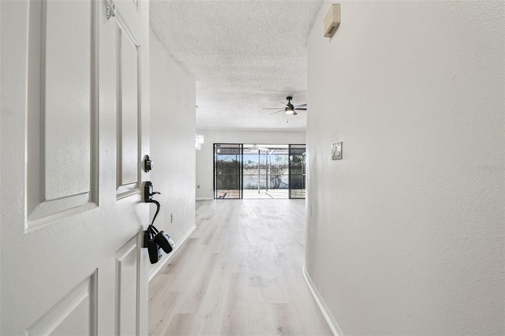 Под контрактом: $389,000 (4 спален, 2 ванн, 1677 Квадратных фут)