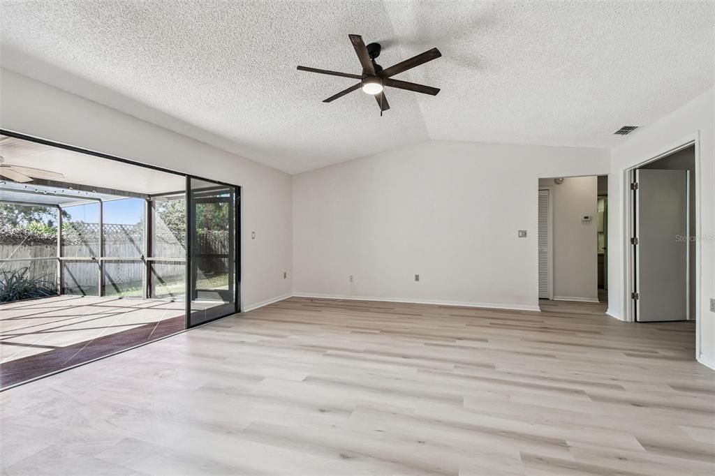 Под контрактом: $389,000 (4 спален, 2 ванн, 1677 Квадратных фут)