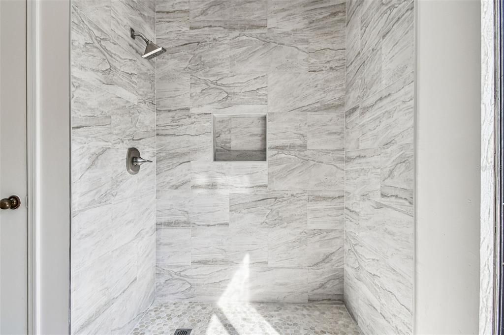 Под контрактом: $389,000 (4 спален, 2 ванн, 1677 Квадратных фут)