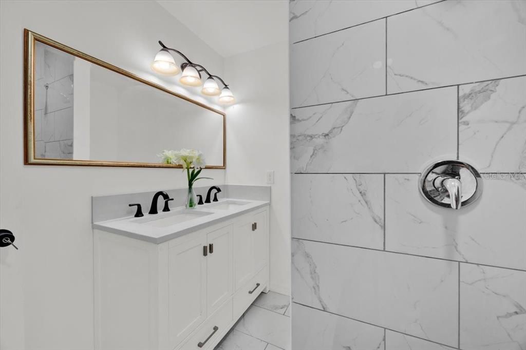 En Venta: $437,000 (5 camas, 5 baños, 2167 Pies cuadrados)