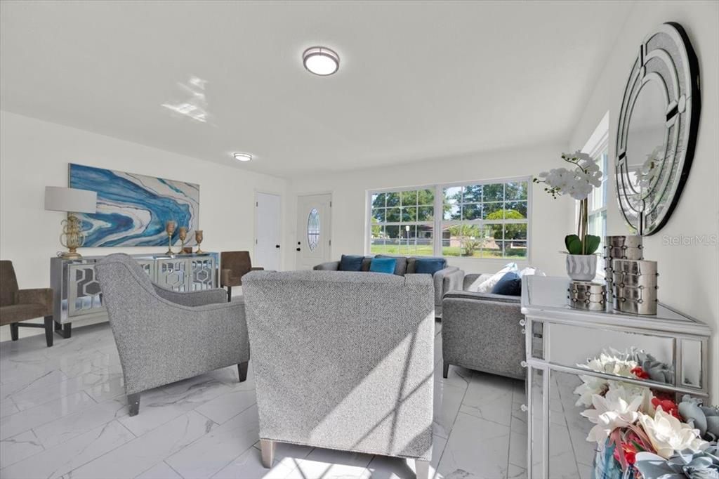 En Venta: $437,000 (5 camas, 5 baños, 2167 Pies cuadrados)