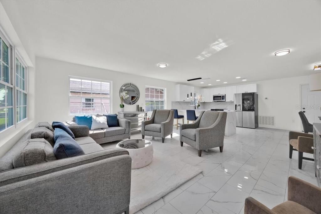 En Venta: $437,000 (5 camas, 5 baños, 2167 Pies cuadrados)