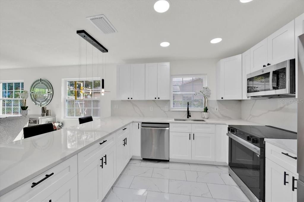 En Venta: $437,000 (5 camas, 5 baños, 2167 Pies cuadrados)