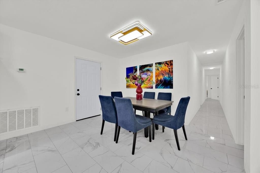 En Venta: $437,000 (5 camas, 5 baños, 2167 Pies cuadrados)