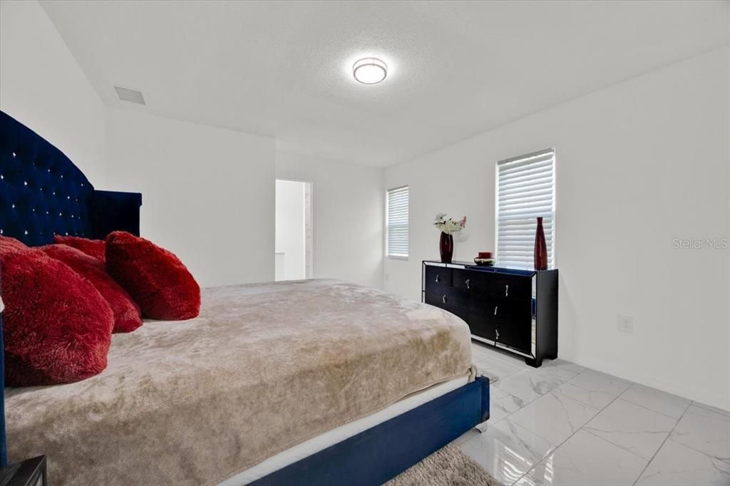 En Venta: $437,000 (5 camas, 5 baños, 2167 Pies cuadrados)