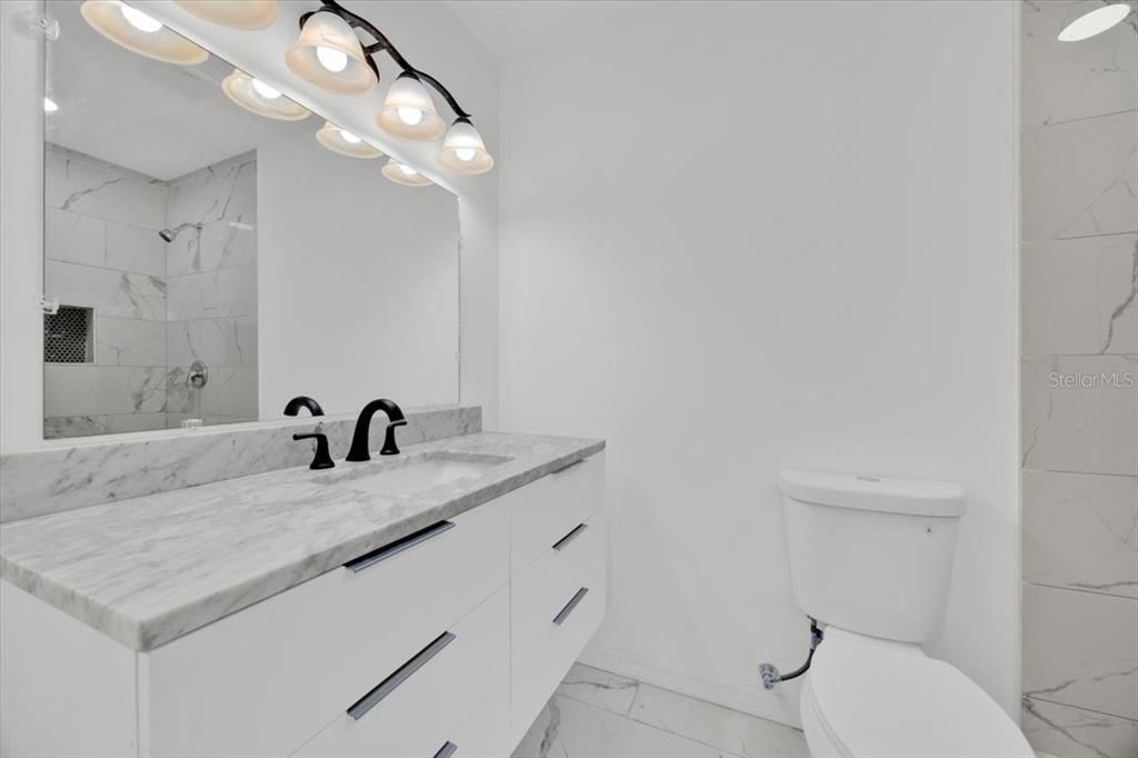 En Venta: $437,000 (5 camas, 5 baños, 2167 Pies cuadrados)