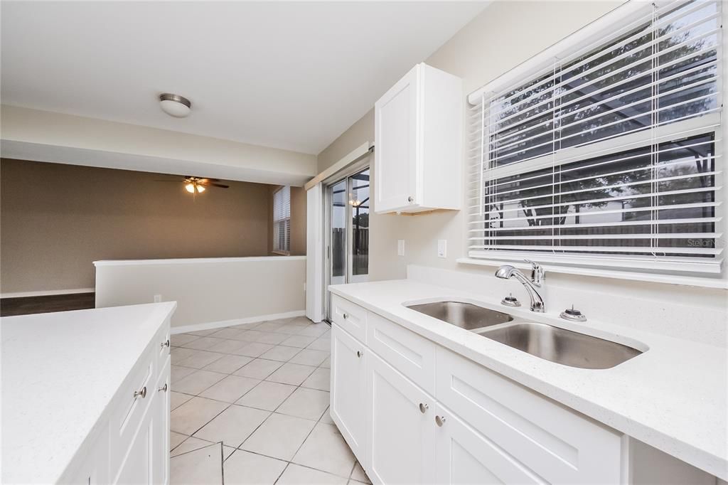 Под контрактом: $2,300 (3 спален, 3 ванн, 1643 Квадратных фут)